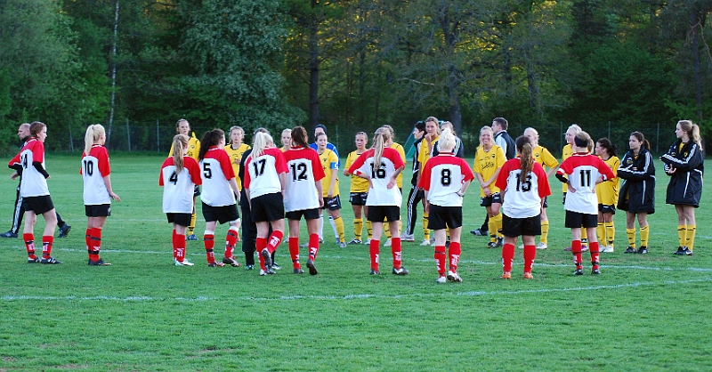 2011_0516_23.JPG - Lagen tackar varandra efter matchen