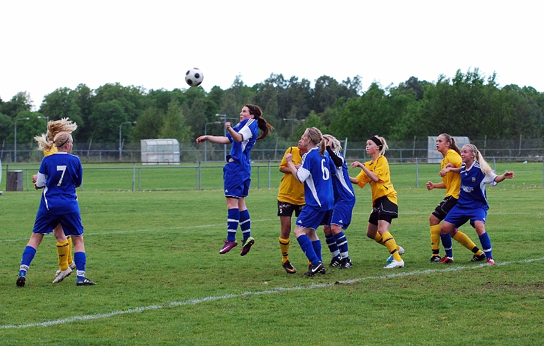 2011_0525_07.JPG - Norrbyförsvaret är satt under press