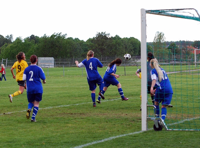 2011_0525_08.JPG - Backen nickar undan bollen efter en hörna