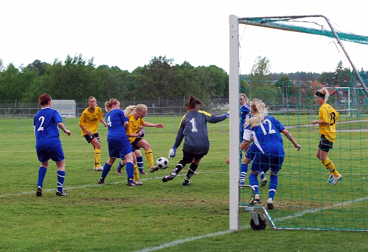 2011_0525_09.JPG - Rebecca Skog får ett bra läge men målvakten styr undan bollen