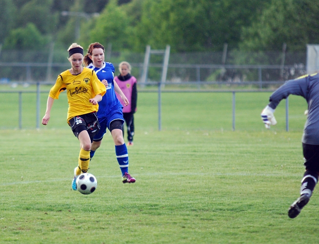 2011_0525_10.JPG - Hanna Garman har rundat sin back och är på väg mot målvakten . . . .