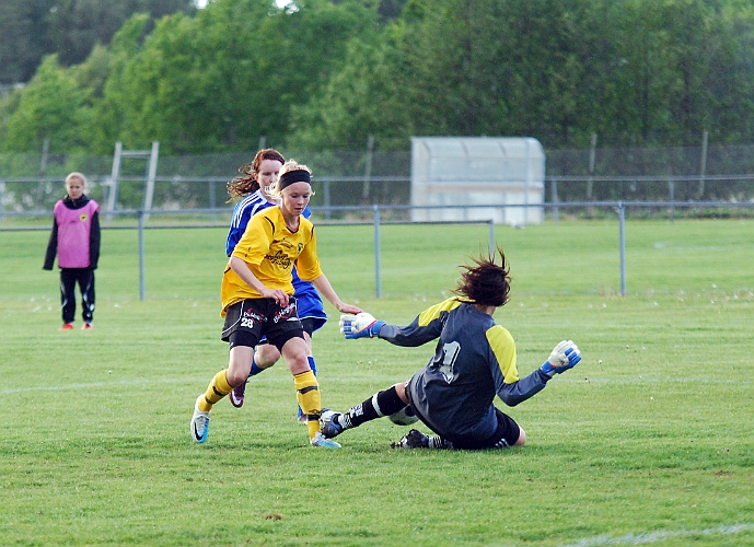 2011_0525_11.JPG - . . . . målvakten gör en utrusning och lyckas styra undan bollen till hörna