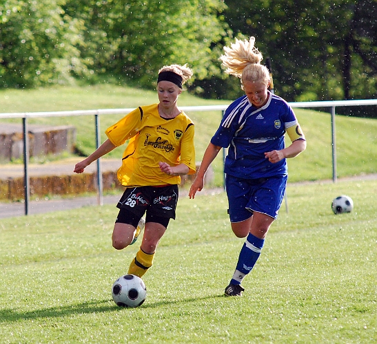 2011_0525_12.JPG - Hanna Garman har bytt kant och rundar nu den andra backen på utsidan