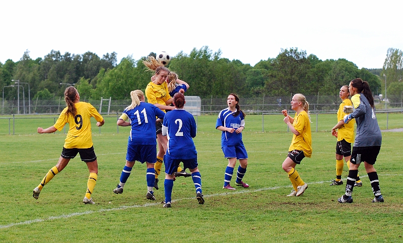 2011_0525_13.JPG - Riktig kamp om bollen i en höjdduell