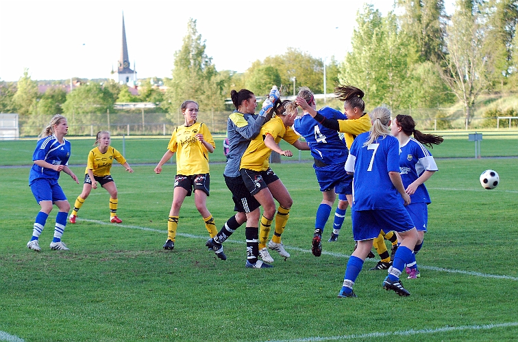 2011_0525_15.JPG - Trångt för målvakten att kunna nå bollen