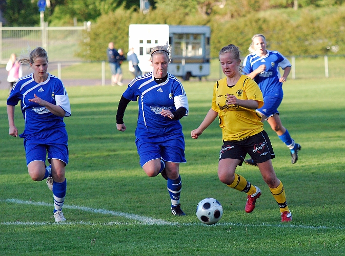 2011_0525_16.JPG - Amanda Hill på väg igenom men bollen går precis utanför stolpen