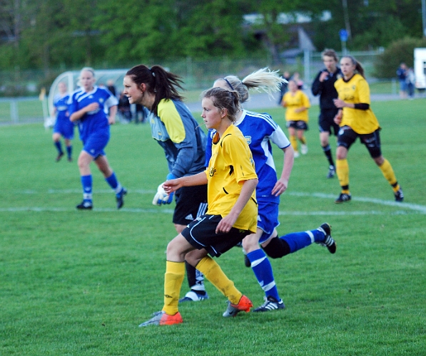 2011_0525_17.JPG - Adelisa Grabus har dribblat sig förbi både backen och målvakten och slår bollen mot öppet mål . . . .