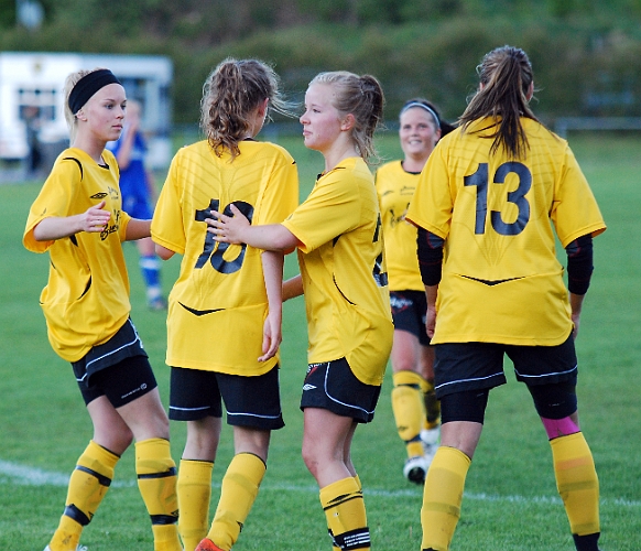 2011_0525_19.JPG - Glada Södratjejer gratulerar målskytten