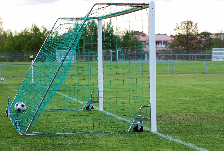 2011_0525_21.JPG - . . . . rullar in bollen i mål, 2-0 till Södra i 86:e minuten