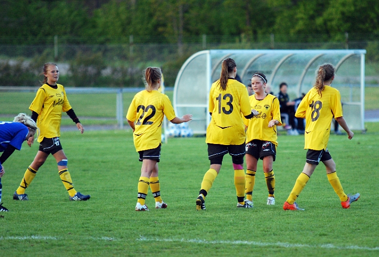 2011_0525_22.JPG - Tjejerna tackar målskytten