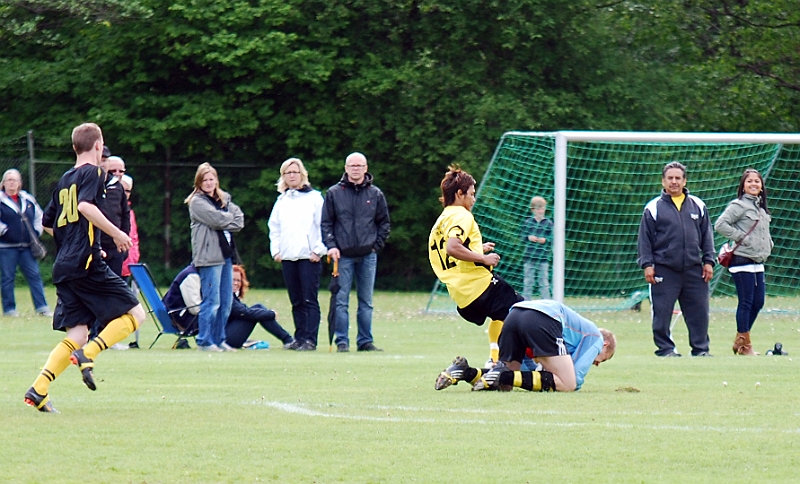2011_0528_04.JPG - Dingtuna's målvakt hinner precis ut före Mack och tar hand om bollen