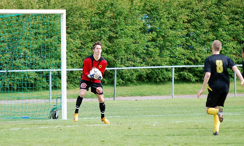 2011_0528_10.JPG - Södra's målvakt Erik Andersson greppar bollen säkert efter en frispark utifrån plan