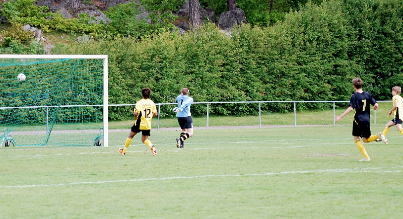 2011_0528_13.JPG - I början av 2:a halvlek tar Södra ledningen med 1-0 genom Simon Borell som skär in från kanten och skjuter bollen i mål