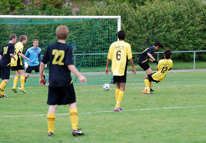 2011_0528_18.JPG - Mack fälls innanför straffområdet och Södra får straffspark