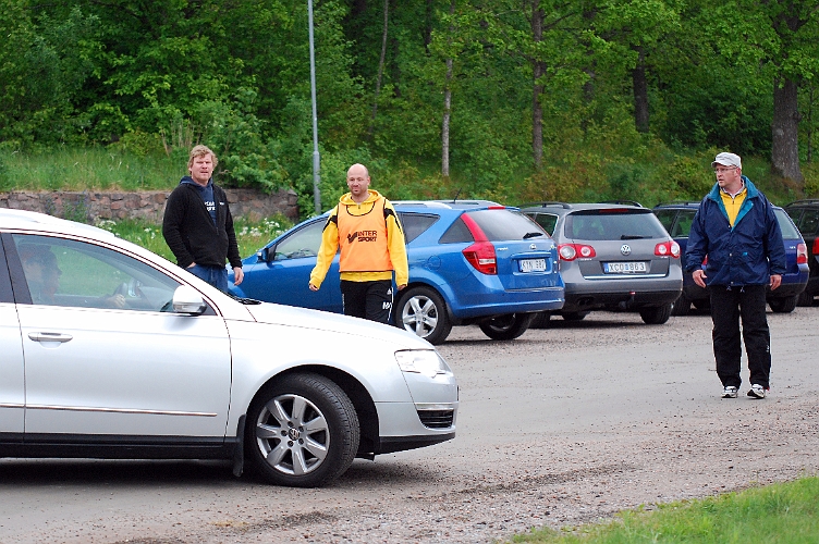 2011_0528_01-01.JPG - Man fick öppna upp för extra parkeringsyta redan innan matcherna hade börjat