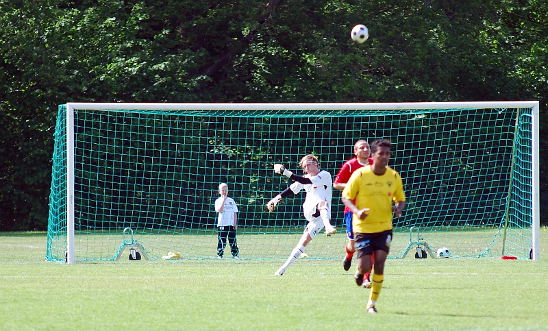 2011_0602_01.JPG - Utspark av Södras målvakt Nils Carlsson