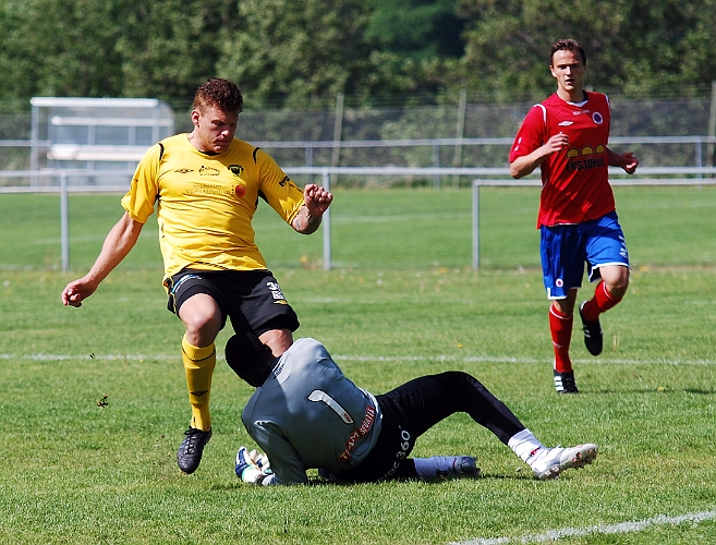 2011_0602_03.JPG - Andreas Karlsson kommer med fart mot målvakten . . . .