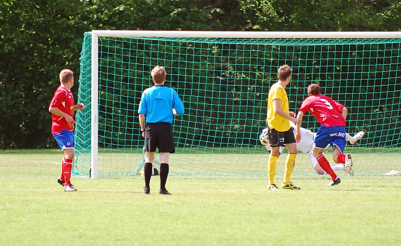 2011_0602_08.JPG - Södras målvakt Nils Carlsson gör en fin räddning