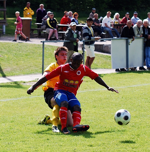 2011_0602_09.JPG - Benjamin Zairi i närkamp om bollen