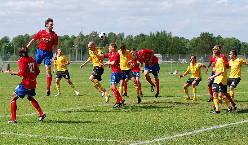 2011_0602_10.JPG - Gustav Gustavsson går upp och nickar mot mål