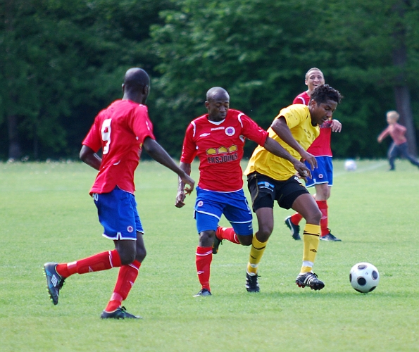 2011_0602_12.JPG - Jimmy Abraham får kontroll på bollen på mittplan