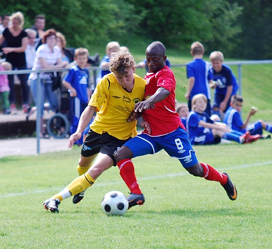 2011_0602_13.JPG - Dervis Grabus försöker att trycka sig förbi sin motståndare