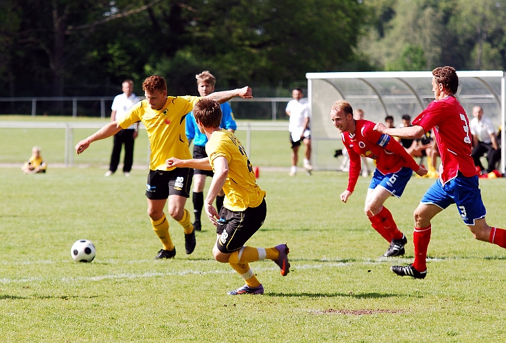 2011_0602_16.JPG - Andreas Karlsson skjuter från distans