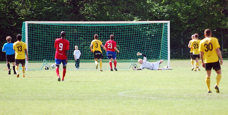 2011_0602_19.JPG - Karlslund tar ledningen med 0-1 med ett skott från kanten, skytten är utanför bild
