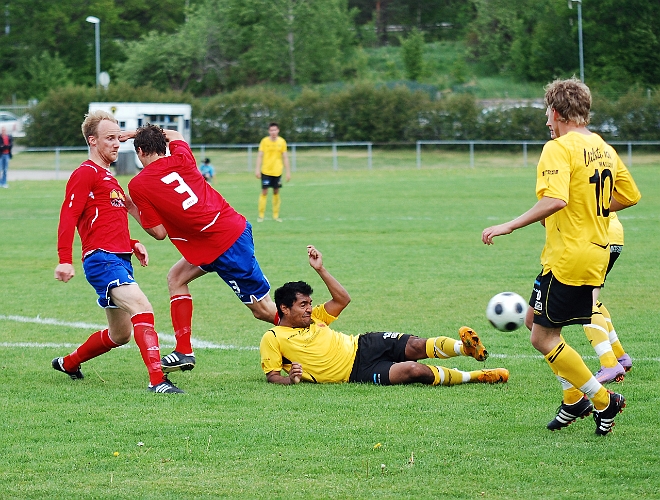 2011_0602_20.JPG - Jonas Hammarlund faller precis när han får bollen