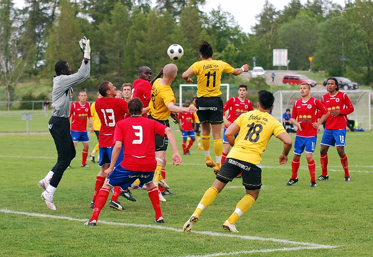 2011_0602_21.JPG - Rio Babovic nickar bollen över målet