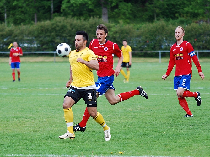 2011_0602_22.JPG - Arton Bekaj avancerar fram mot straffområdet