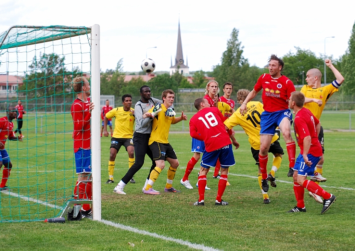 2011_0602_25.JPG - Gustav Gustavsson nickar in reducering till 1-2 efter en hörna