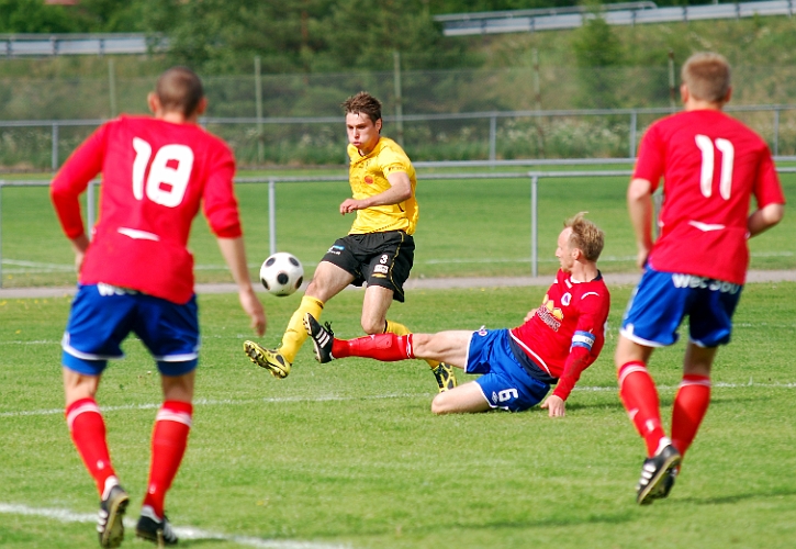 2011_0602_28.JPG - Benjamin Zairi slår ett inlägg men bollen passerar alla framför målet och går till inspark