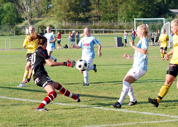 2011_0608_04.JPG - Gideonsbergs målvakt går ut blockerar bollbanan