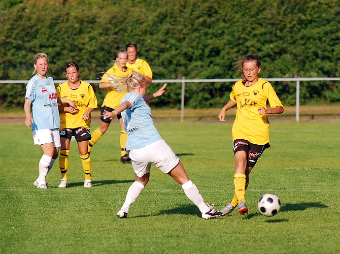 2011_0608_06.JPG - Adelisa Grabus dribblar sig loss från sin bevakning