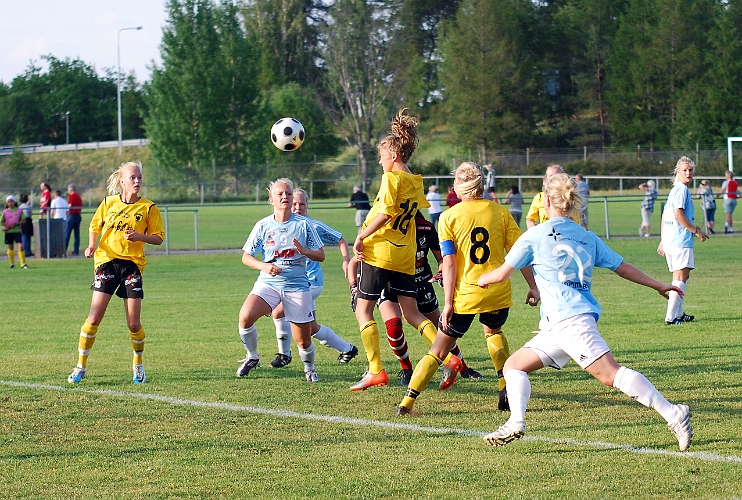 2011_0608_08.JPG - . . . . Adelisa Grabus nickar bollen mot öppet mål . . . .