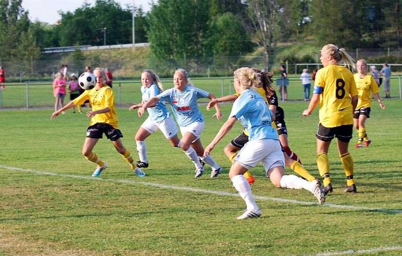 2011_0608_09.JPG - . . . . Gideonsbergs försvarare rusar hemåt efter bollen . . . .