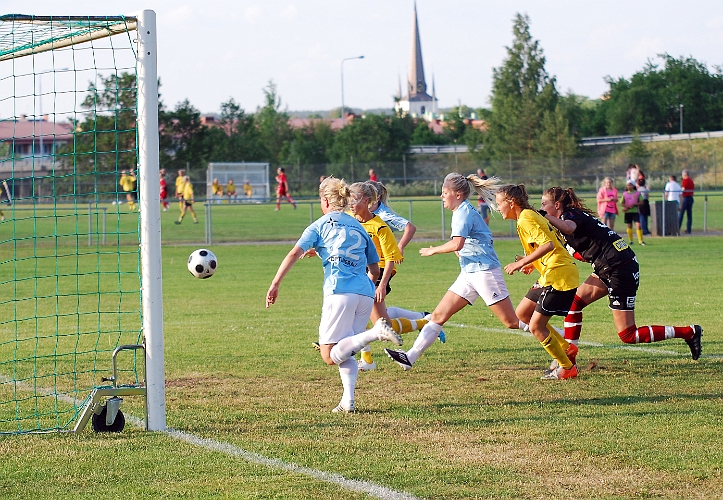 2011_0608_10.JPG - . . . . Bollen är ännu i luften på väg mot mållinjen . . . .
