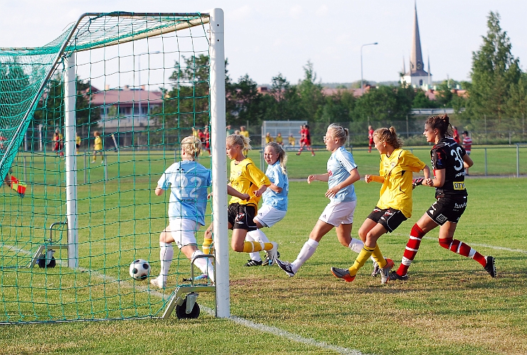 2011_0608_11.JPG - . . . . Här tar bollen mark nästan precis på mållinjen . . .