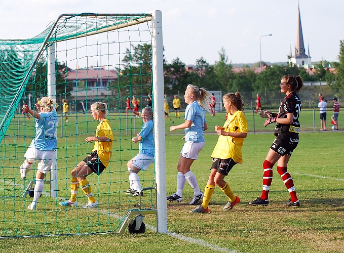 2011_0608_12.JPG - . . . . Gideonsbergs försvarare rensar undan bollen men är då över en halv meter inne i målet när detta sker . . . .