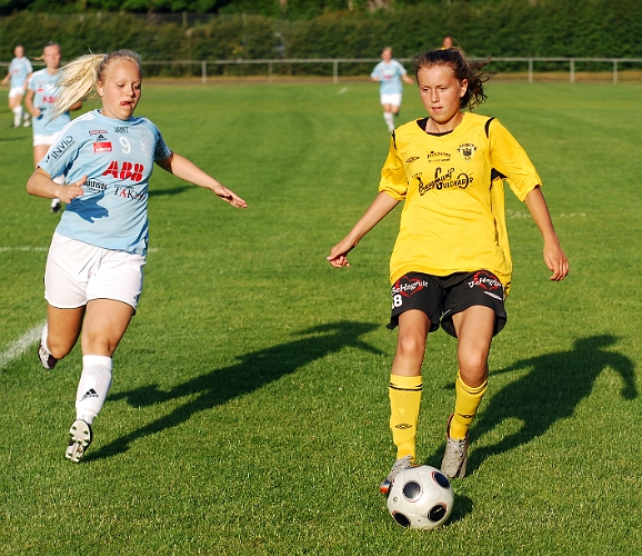 2011_0608_14.JPG - Adelisa Grabus hinner inte riktigt fram på bollen utan den rullar över kortlinjen