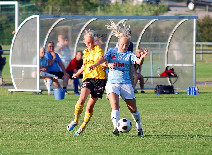 2011_0608_19.JPG - Hanna Garman i närkamp med en Gideonsbergsförsvarare