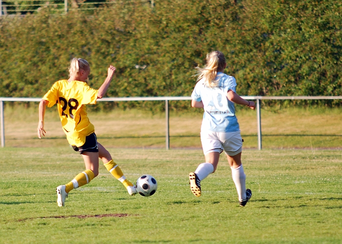 2011_0608_20.JPG - Direkt i början av 2:a halvlek får Hanna Garman ett bra läge . . . .