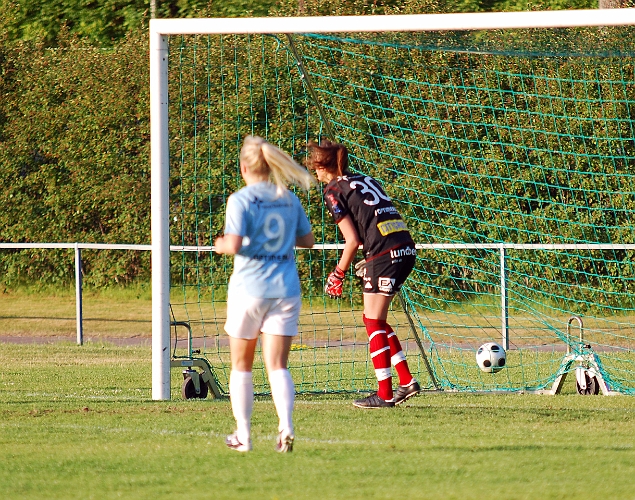 2011_0608_21.JPG - . . . . men bollen går precis utanför stolpen.