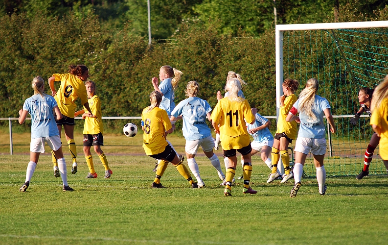 2011_0608_22.JPG - En Södrahörna där Gideonsbergs försvar får undan bollen