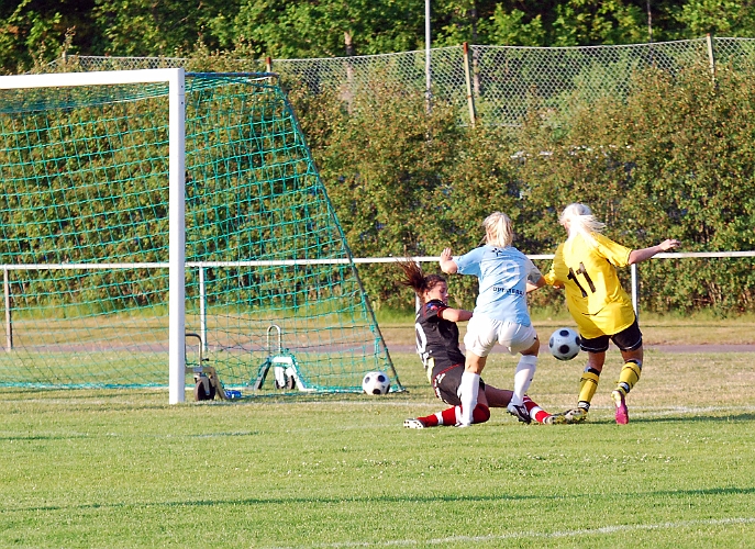 2011_0608_24.JPG - Elin Bergkvist försöker att trycka in bollen från kanten