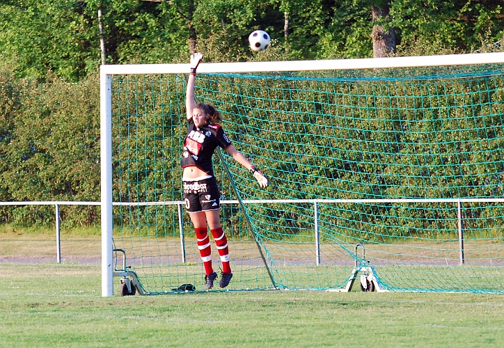 2011_0608_25.JPG - Ett rungande ribbskott av Adelisa Grabus i slutet av matchen