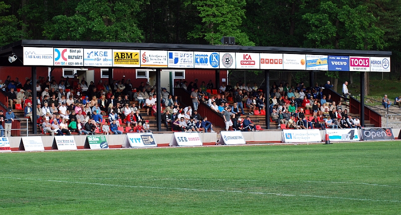 2011_0613_03.JPG - Läktaren börjar att fyllas upp med publik