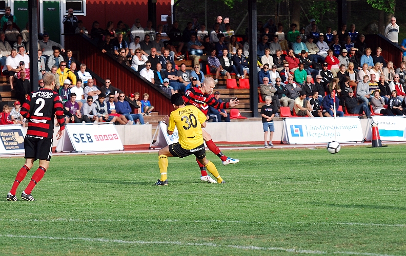 2011_0613_04.JPG - Matchen är igång och Köpings försvar spelar undan bollen