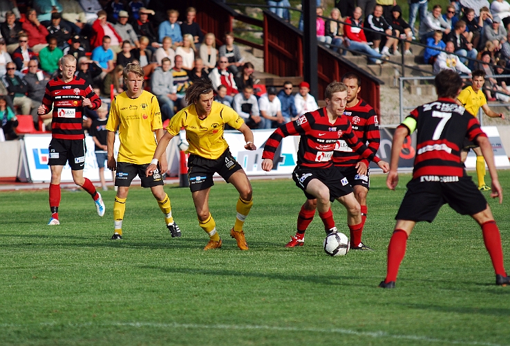 2011_0613_05.JPG - Köpings försvar bryter ett inspel till Rio Babovic